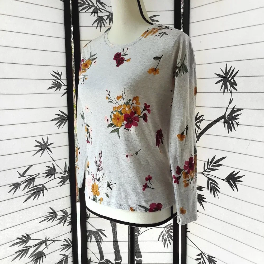 ❤️ Old Navy Silver Floral Print High Low Top 2/$15